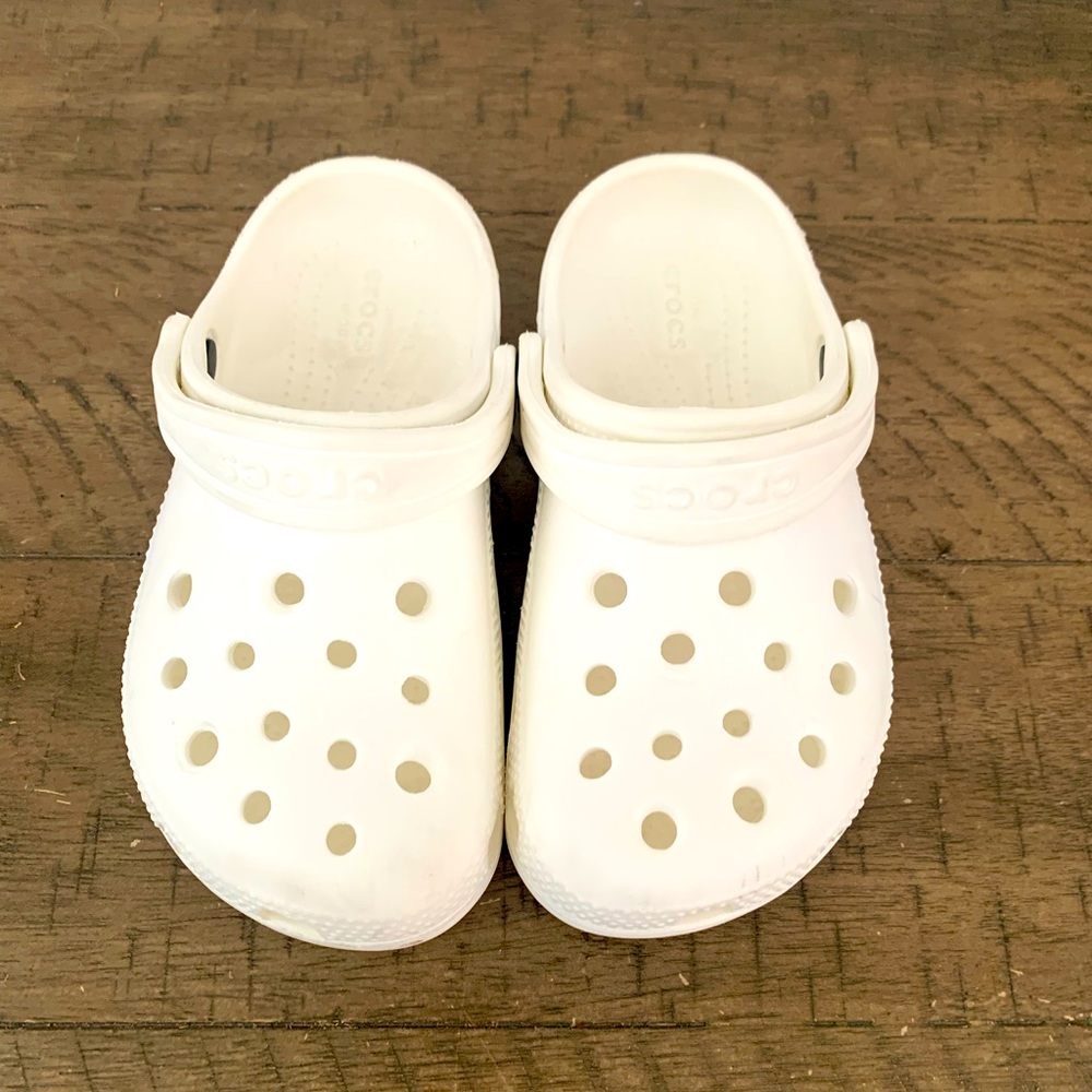 Toddler crocs. Sold without a box. I’m great condition.